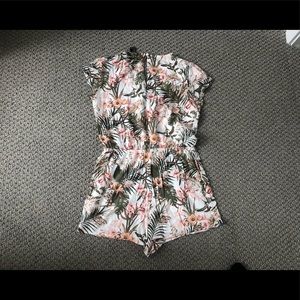 Forever 21 Short floral romper Size 4